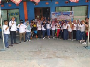 HUT KORPRI Ke-49: BNNK Bone Bolango Bagikan Bunga Dan Stiker HUT KORPRI Ke-49: BNNK Bone Bolango Bagikan Bunga Dan Stiker
