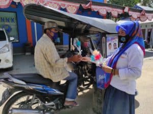 HUT KORPRI Ke-49: BNNK Bone Bolango Bagikan Bunga Dan Stiker