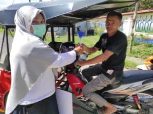 HUT KORPRI Ke-49: BNNK Bone Bolango Bagikan Bunga Dan Stiker