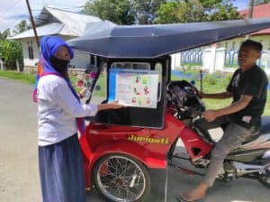 HUT KORPRI Ke-49: BNNK Bone Bolango Bagikan Bunga Dan Stiker