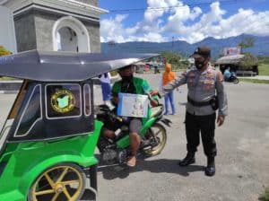 HUT KORPRI Ke-49: BNNK Bone Bolango Bagikan Bunga Dan Stiker