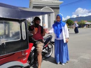 HUT KORPRI Ke-49: BNNK Bone Bolango Bagikan Bunga Dan Stiker