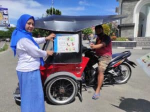 HUT KORPRI Ke-49: BNNK Bone Bolango Bagikan Bunga Dan Stiker