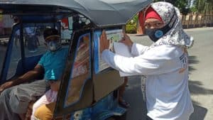 HUT KORPRI Ke-49: BNNK Bone Bolango Bagikan Bunga Dan Stiker