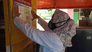HUT KORPRI Ke-49: BNNK Bone Bolango Bagikan Bunga Dan Stiker