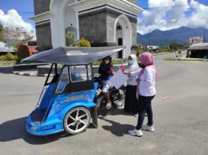 HUT KORPRI Ke-49: BNNK Bone Bolango Bagikan Bunga Dan Stiker