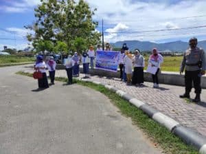 HUT KORPRI Ke-49: BNNK Bone Bolango Bagikan Bunga Dan Stiker