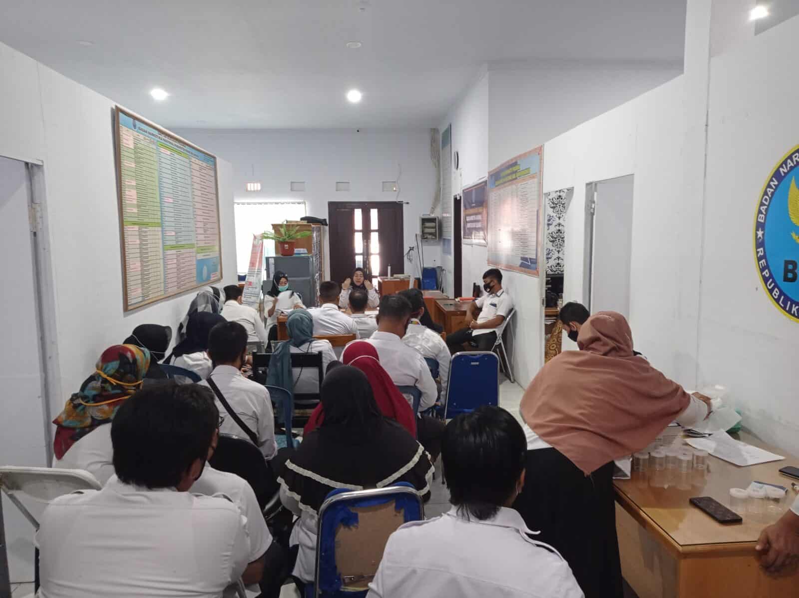 Rapat Kerja Awal Tahun 2021, Seluruh Pegawai BNNK Bone Bolango Jalani Tes Urin