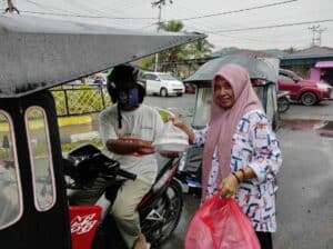 Semarak Ramadhan ; BNNK Bone Bolango Bagi Bagi Takzil