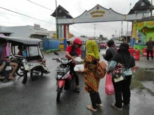Semarak Ramadhan ; BNNK Bone Bolango Bagi Bagi Takzil