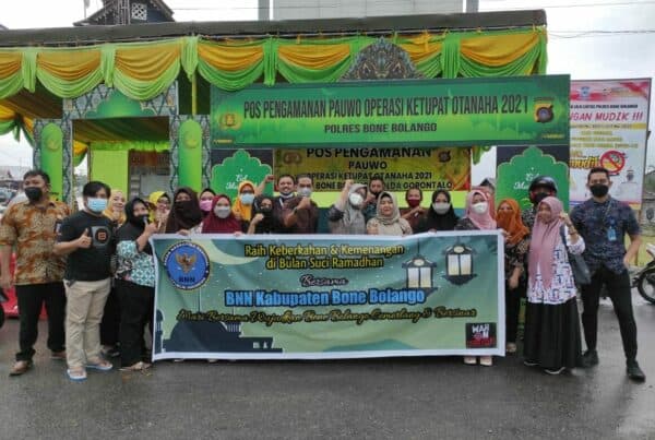 Semarak Ramadhan ; BNNK Bone Bolango Bagi Bagi Takzil