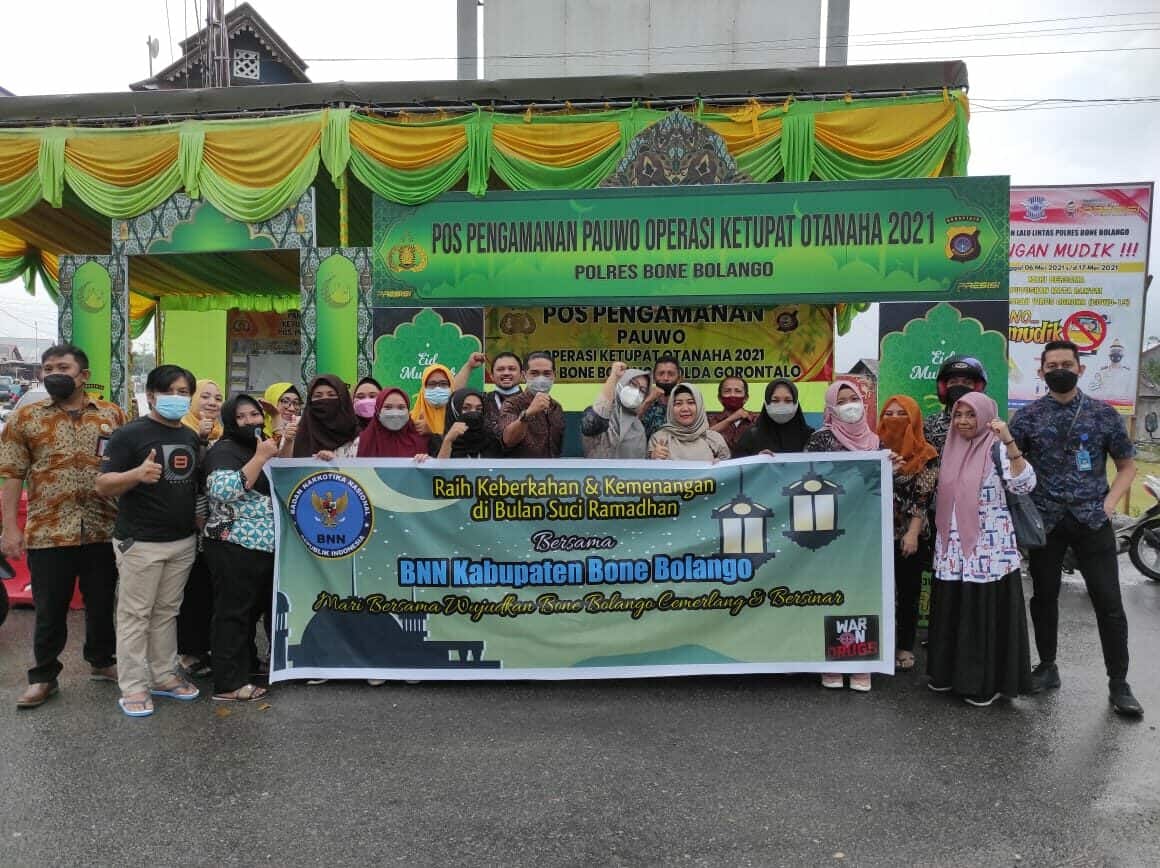 Semarak Ramadhan ; BNNK Bone Bolango Bagi Bagi Takzil